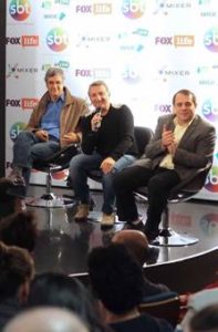 Os diretores Zico Goes (Fox), João Daniel Tikhomiroff (Mixer) e Fernando Pelegio (SBT) no lançamento da série "A Garota da Moto".