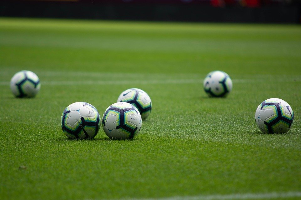 Futebol ao vivo: confira os duelos com transmissão na telinha neste fim de  semana, futebol